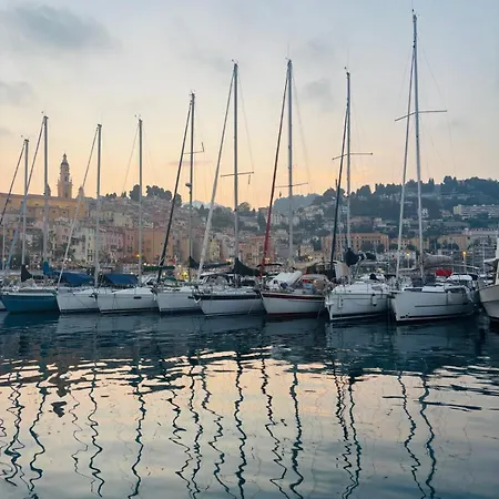 T3 Center Menton- Parking 아파트
